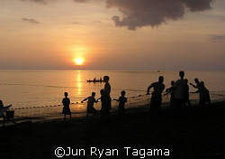 "Sunset Fishing", shoreline of Gasan, Marinduque, Philipp... by Jun Ryan Tagama 